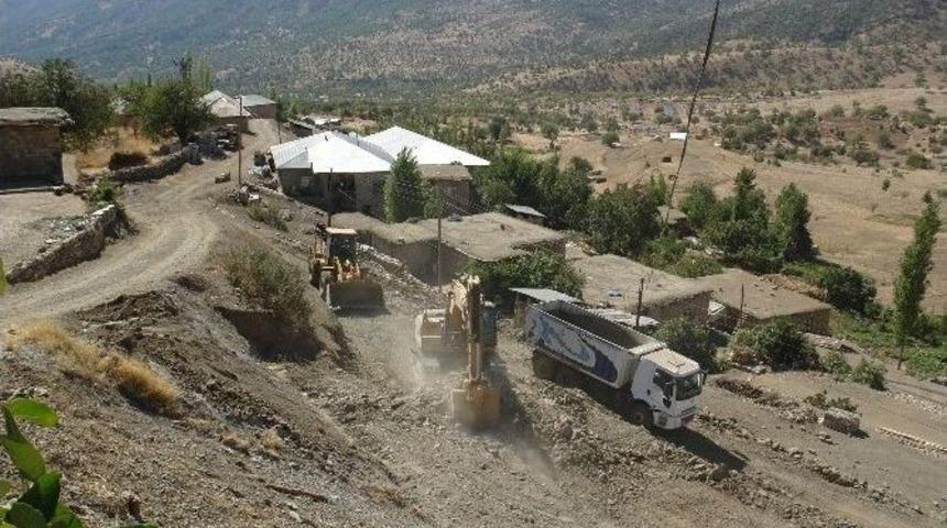 Derecik Belediyesi&rsquo;nden Yol Yapım &Ccedil;alışmaları