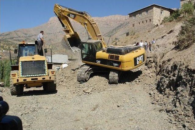 Derecik Belediyesi’nden Yol Yapım Çalışmaları