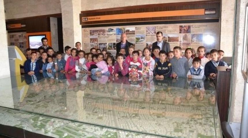 K&ouml;y Okullarında Okuyan &Ccedil;ocukların M&uuml;ze Sevinci