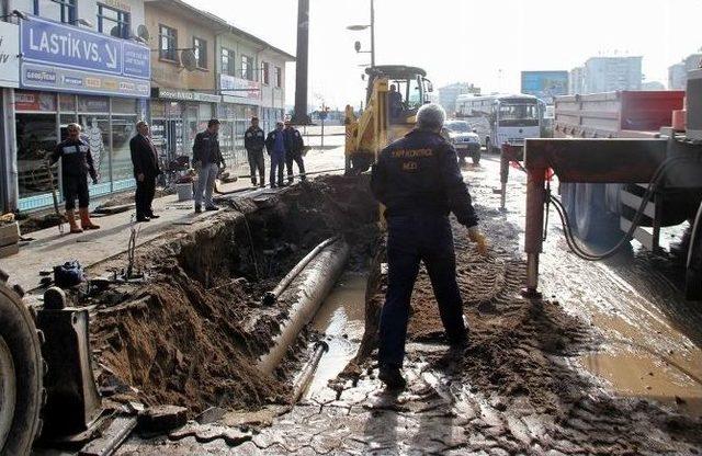 Sivas’ta Şebeke Suyu Borusu Patladı