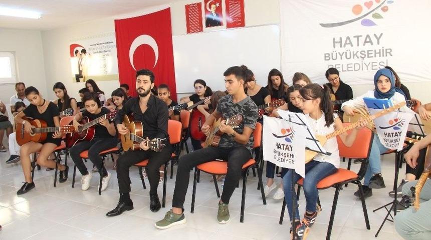 Hatmek Gitar Ve Bağlama Kursiyerlerinden Mezuniyet Konseri