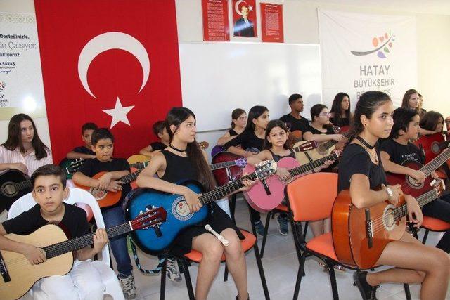 Hatmek Gitar Ve Bağlama Kursiyerlerinden Mezuniyet Konseri