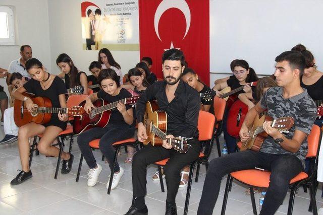 Hatmek Gitar Ve Bağlama Kursiyerlerinden Mezuniyet Konseri