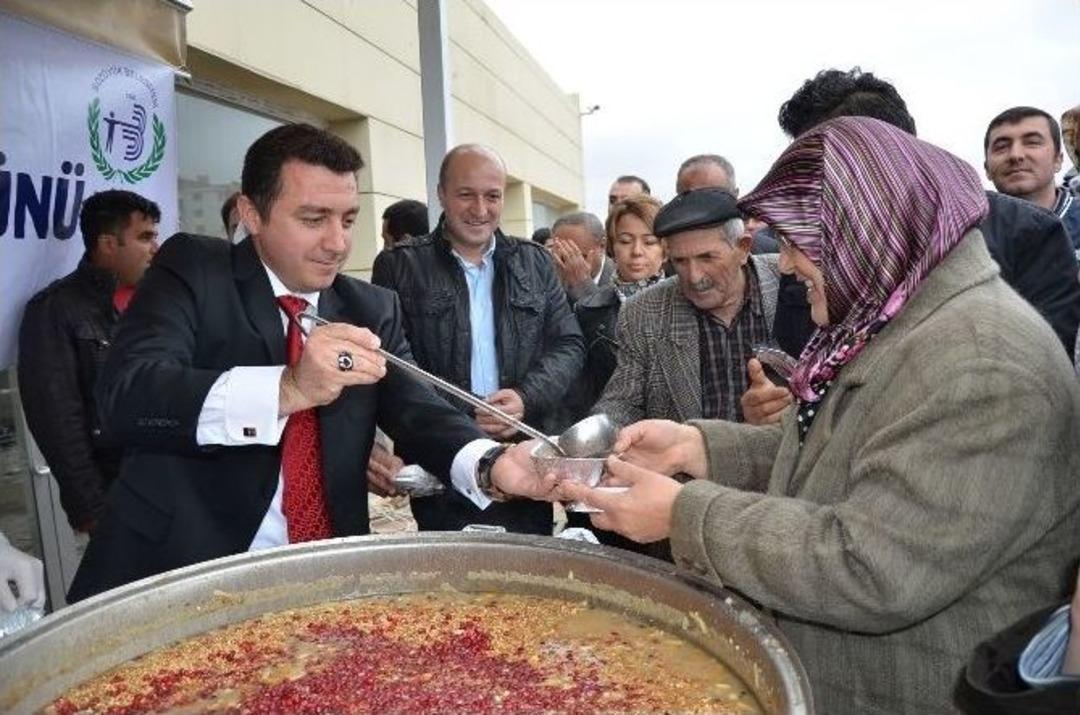 Muharrem Ayının İlk Aşure İkramı Boz&uuml;y&uuml;k Belediyesi&rsquo;nden