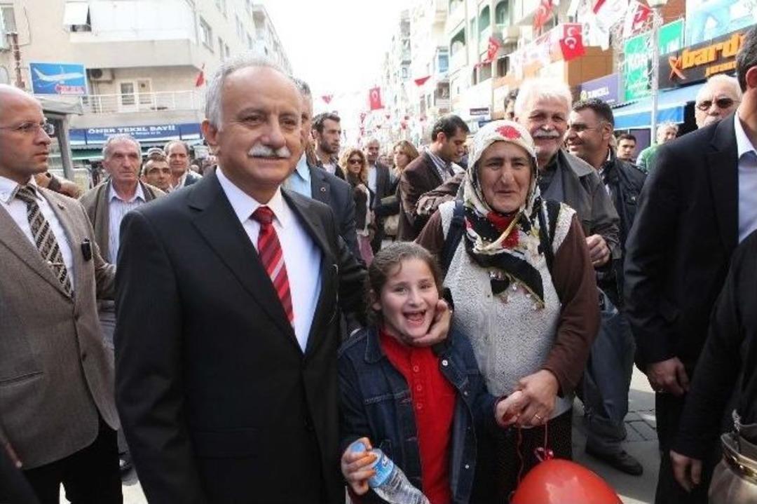 Bayraklı Cumhuriyeti Halkıyla Kutladı