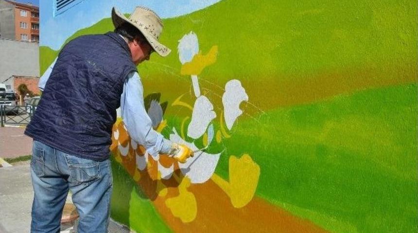 Boz&uuml;y&uuml;k&rsquo;te Trafolar Boyanarak G&uuml;zelleştiriliyor