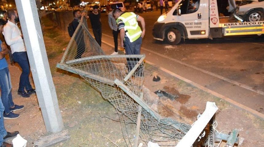 Kaza Sonrası Araçta Sıkışan Yaralıyı Vatandaşlar Kurtardı