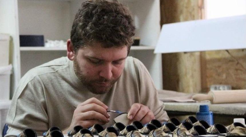 Seramik Sanatıyla Ekmeğini Kazanıyor