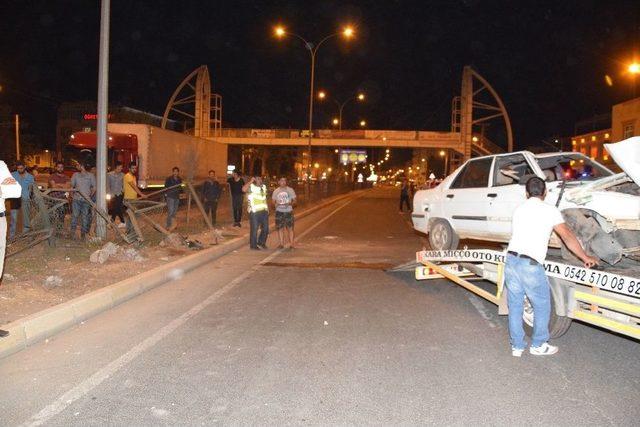 Kaza Sonrası Araçta Sıkışan Yaralıyı Vatandaşlar Kurtardı