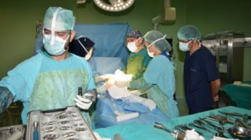 Kal&ccedil;a &Ccedil;ıkığı Hastaya Total Kal&ccedil;a Protezi Ameliyatı Yapıldı