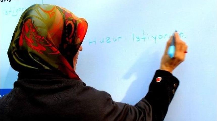 Saadet Partisi Kadın Gen&ccedil;lik Kollarından &rsquo;fikir Duvarı&rsquo;