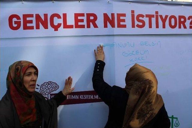 Saadet Partisi Kadın Gen&ccedil;lik Kollarından &rsquo;fikir Duvarı&rsquo; 1