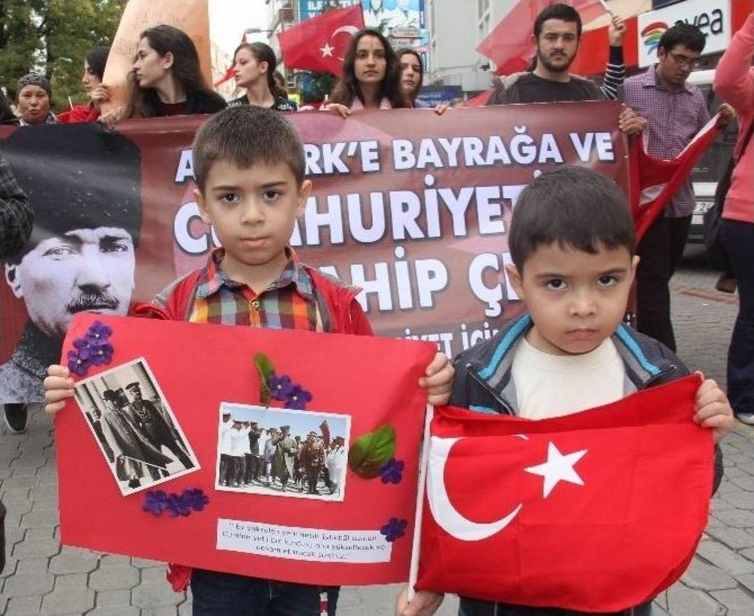 &ldquo;atat&uuml;rk&rsquo;e, Bayrağa Ve Cumhuriyete Sahip &Ccedil;ık&rdquo; Y&uuml;r&uuml;y&uuml;ş&uuml;