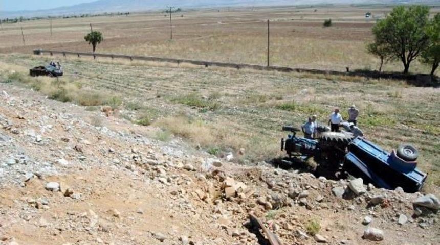 Otomobil Trakt&ouml;re &Ccedil;arptı: 6 Yaralı