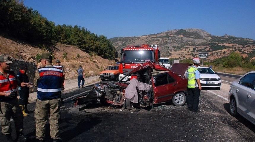Tokat&rsquo;ta Otomobil İle Hafif Ticari Ara&ccedil; &Ccedil;arpıştı: 1 &Ouml;l&uuml;, 7 Yaralı