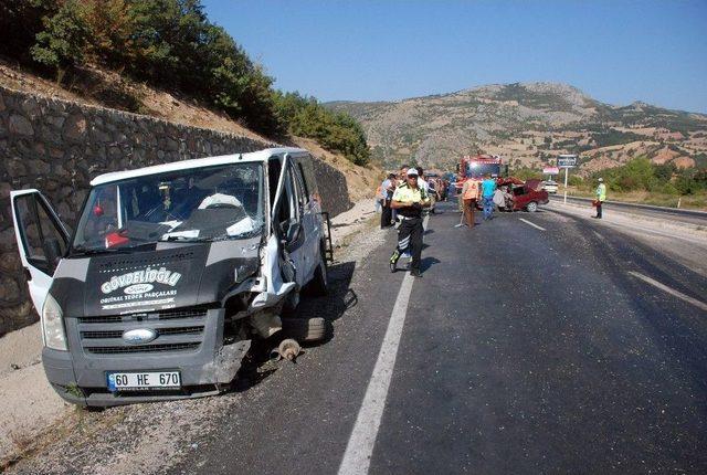 Tokat’ta Otomobil İle Hafif Ticari Araç Çarpıştı: 1 Ölü, 7 Yaralı