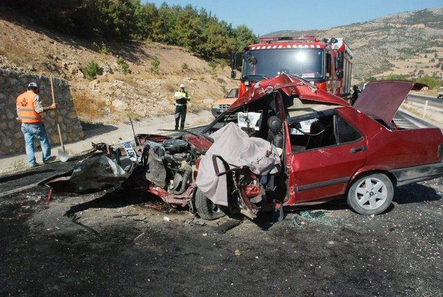 Tokat’ta Otomobil İle Hafif Ticari Araç Çarpıştı: 1 Ölü, 7 Yaralı