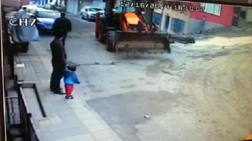 İş Makinesi Altında Kalmaktan Son Anda Kurtuldular