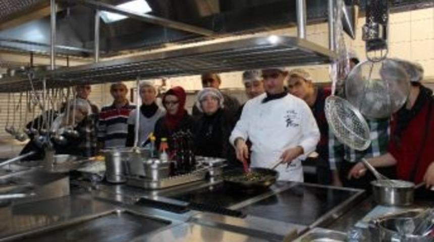 Turizm Sekt&ouml;r&uuml;nde &Ccedil;alışanlar Kursa Tabi Tutuluyor