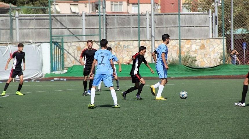 Suriyeli &Ccedil;ocuklar Futbol Turnuvasında Buluştu