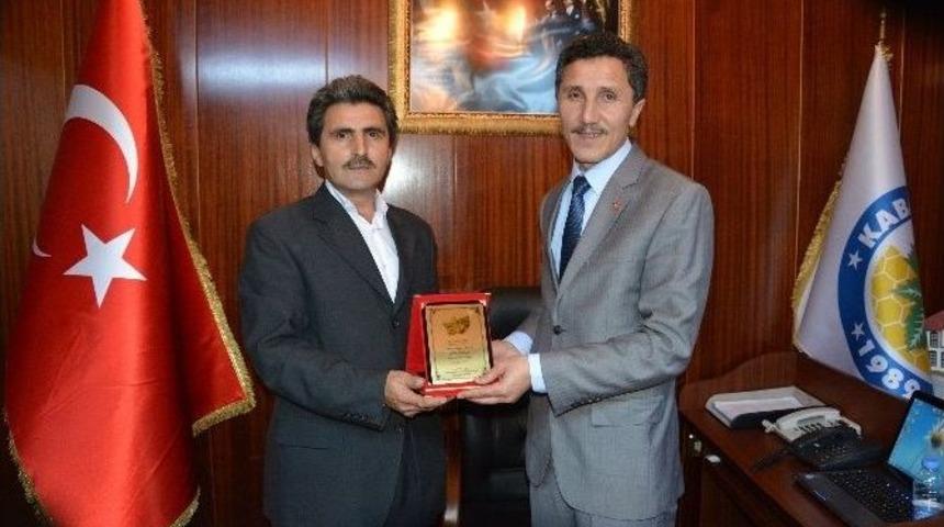 Dernek Y&ouml;netimden Başkan Kaya&rsquo;ya Plaket
