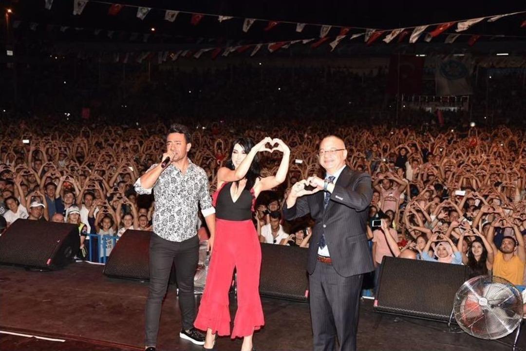 Hande Yener&rsquo;den Muhteşem Performans