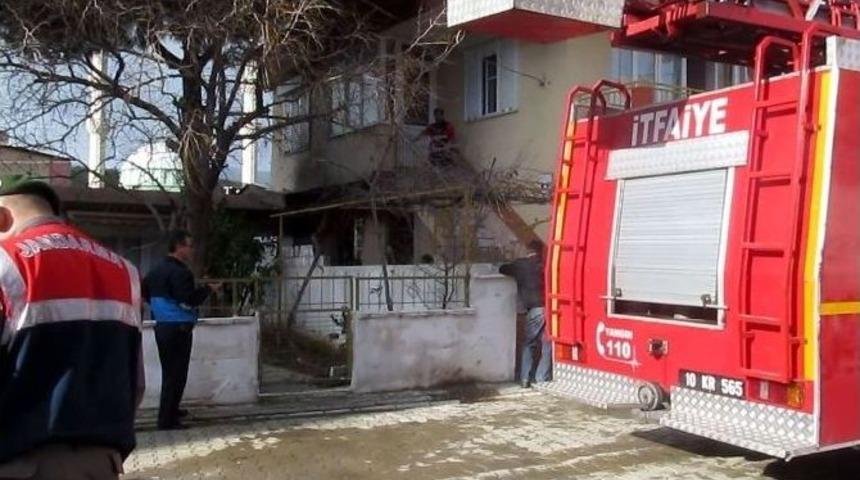 Edremit&rsquo;te Bacadan &Ccedil;ıkan Yangın Evi K&uuml;l Etti