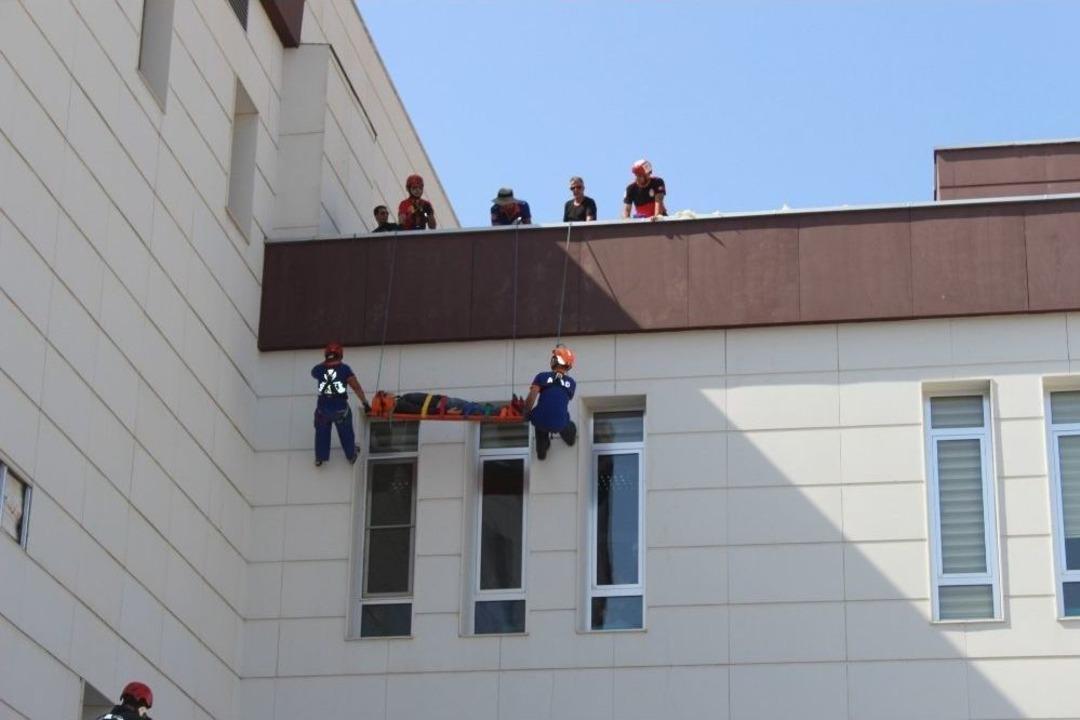 Hastanede Ger&ccedil;eğini Aratmayan Deprem Tatbikatı