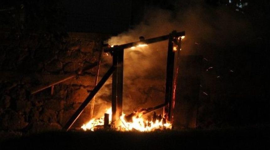 Parktaki Ahşap Tuvaleti Yaktılar