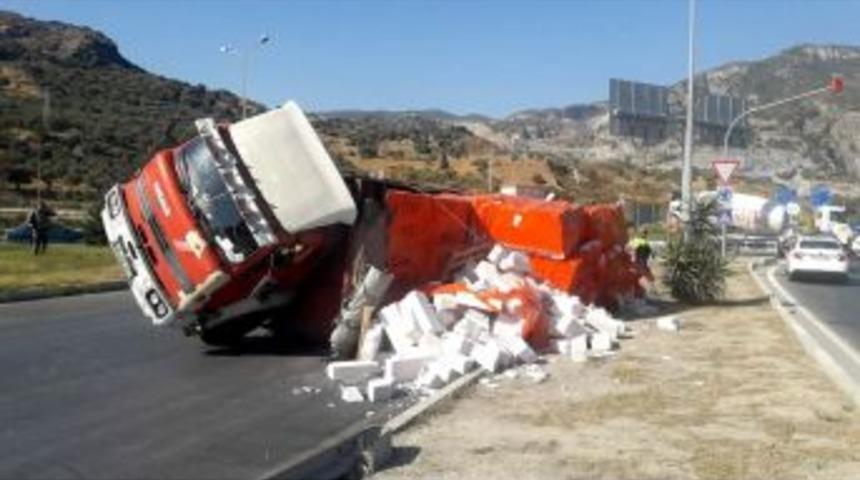 S&ouml;ke&rsquo;de Gazbeton Y&uuml;kl&uuml; Kamyon Devrildi