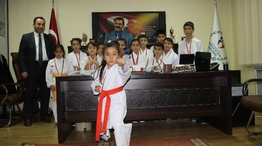 Şampiyon Karatecilerden Kısacık&rsquo;a Ziyaret