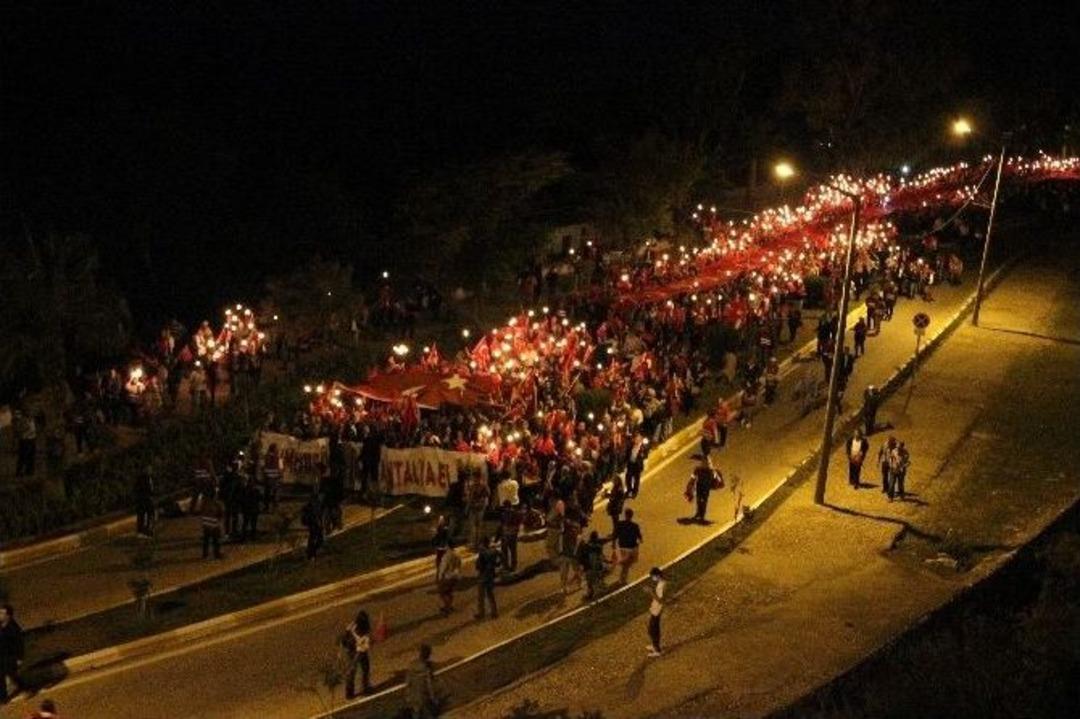 Antalya&rsquo;da T&uuml;rk Bayraklı Meşaleli Fener Alayı