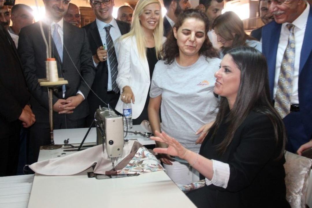 Bakan Sarıeroğlu, Dikiş Makinesinin Başına Ge&ccedil;ti