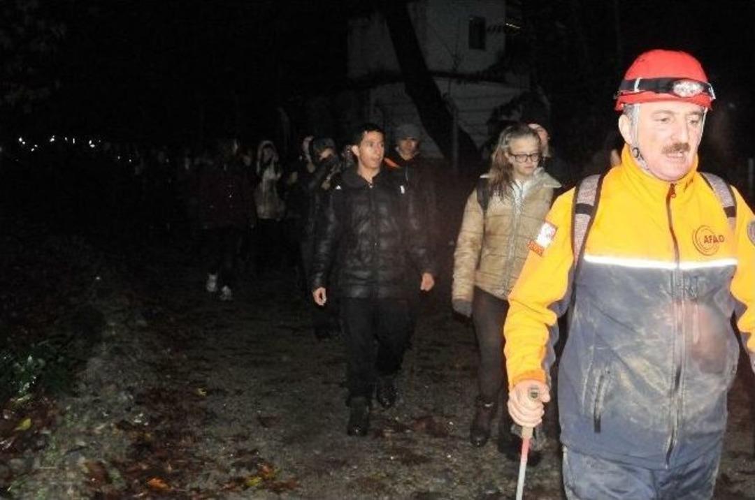 Dağda Mahsur Kalan 52 &Ouml;ğrenci Ve 3 &Ouml;ğretmen 7 Saat Sonra B&ouml;yle Kurtarıldı