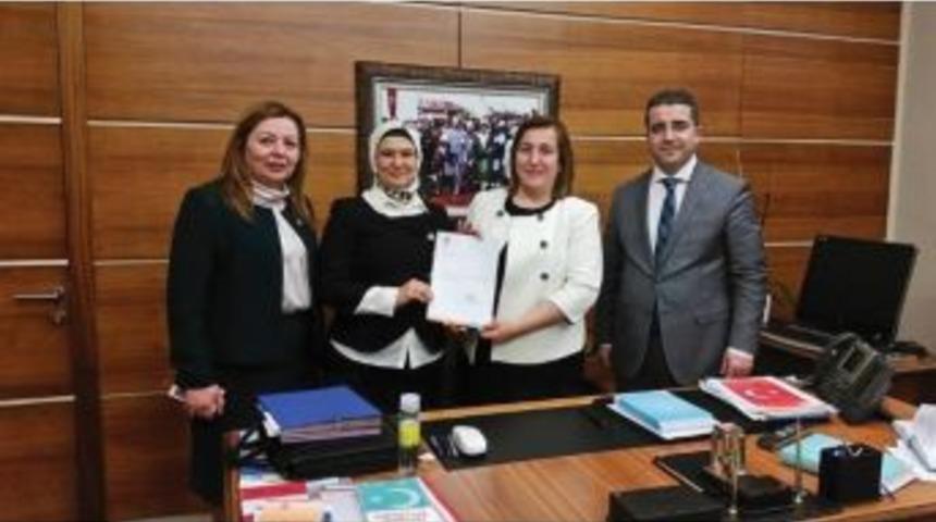 Eczacı Mehri Bilgen Ak Parti Mersin İl Kadın Kolları Başkanı Oldu
