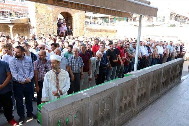 Mide Ameliyatı Sonrası Ölen İki Çocuk Annesi Toprağa Verildi.