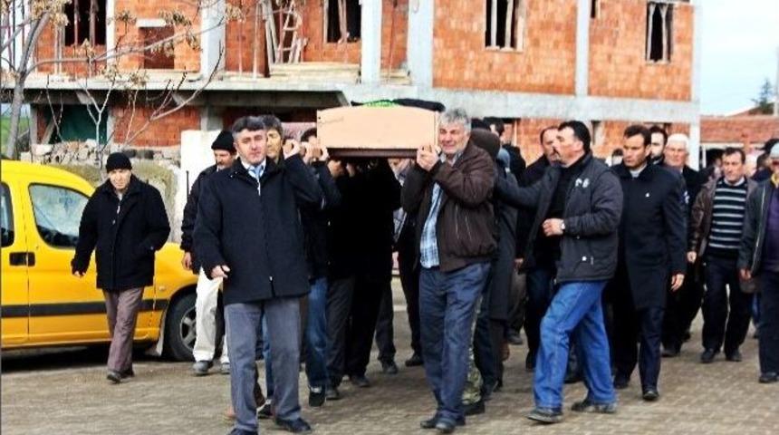 Bel&ccedil;ika&rsquo;da &Ouml;l&uuml; Bulunan Gurbet&ccedil;inin Cenazesi Toprağa Verildi