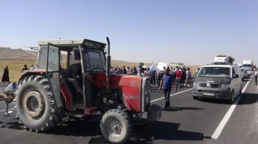 Kazalara Tepki I&ccedil;in Karayolunu Trafiğe Kapattılar