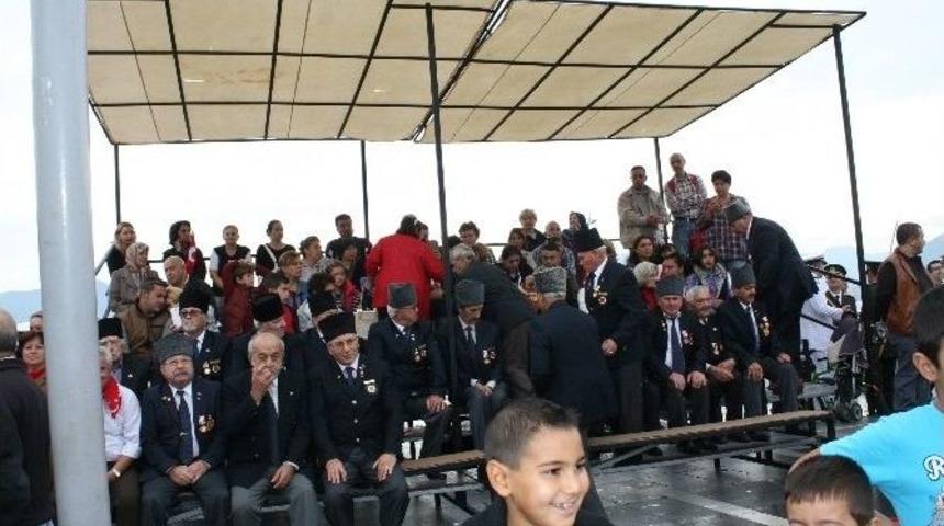 Marmaris&rsquo;te Cumhuriyet Kutlamalarında Protokol Trib&uuml;n&uuml;ne Vatandaşlar Oturdu