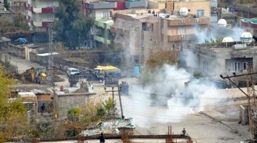 Pkk'lılar Kazdıkları Hendeği Kapatmaya Gelen Polislere Saldırdı