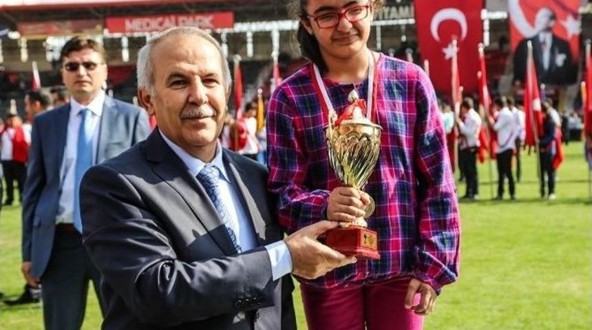 Cumhuriyet Kupası Şampiyonlarımıza &Ouml;d&uuml;llerini Vali Erdal Ata Verdi
