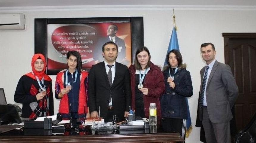 Avrupa Derecesi Yapan &Ouml;ğrencilerden M&uuml;d&uuml;re Ziyaret