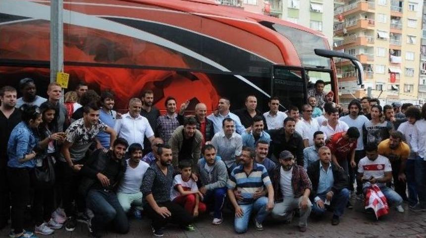 Taraftarlardan Antalyaspor&rsquo;a Yemek
