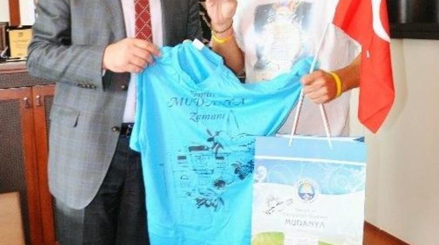 Barış İ&ccedil;in D&uuml;nyayı Y&uuml;r&uuml;yerek Dolaşıyor