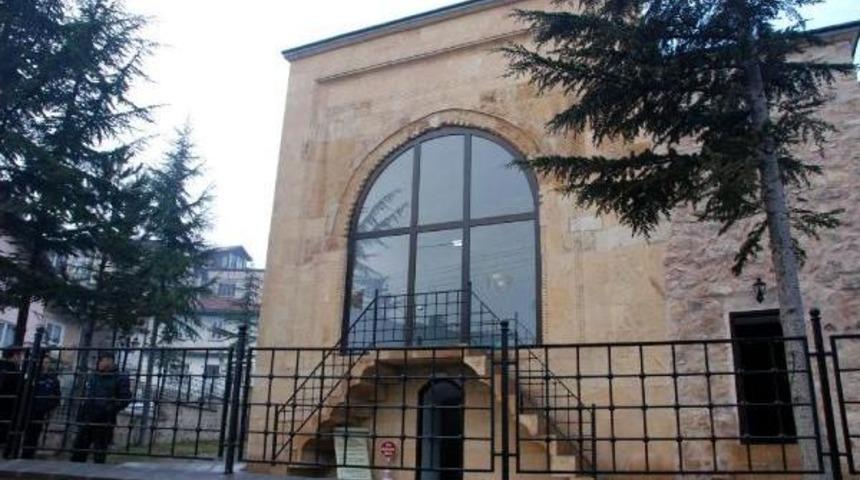 Aşıklı Sultan'ın Ayakları Ziyarete Kapatıldı