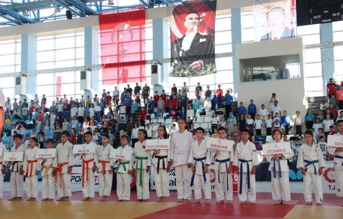 Minikler T&uuml;rkiye Judo Şampiyonası, Karaman&rsquo;da Başladı