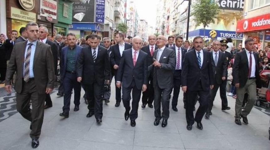 Bando Ve Atlar Eşliğinde Cumhuriyet Y&uuml;r&uuml;y&uuml;ş&uuml;