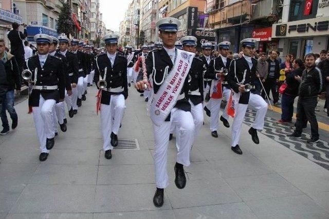 Bando Ve Atlar Eşliğinde Cumhuriyet Yürüyüşü