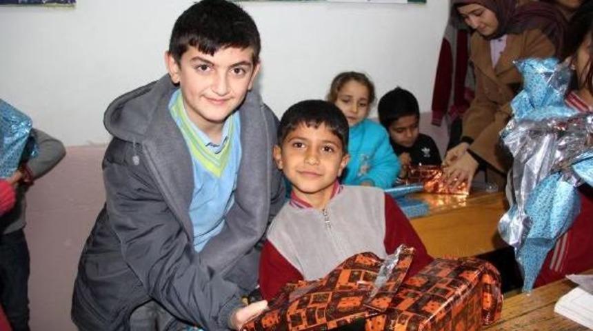 900 &Ouml;ğrenciye Oyuncak Dağıtıldı