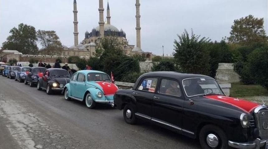 Cumhuriyet Coşkusunu Klasik Otomobilleriyle Yaşadılar